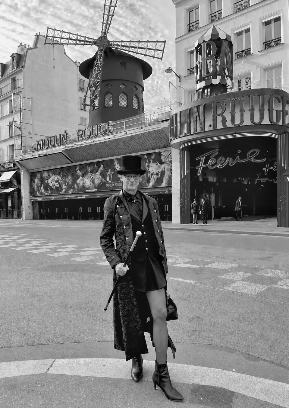 Ambros-Varius-mentaliste-en-chapeau-haut-de-forme-et-tenue-noire-1