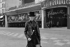 Ambros-Varius-mentaliste-en-chapeau-haut-de-forme-et-tenue-noire-1