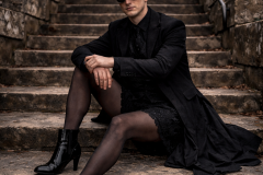 Xavier-Nicolas-est-Ambros-Varius-assis-sur-les-marches-en-bas-de-la-cote-du-chateau-de-Vendome