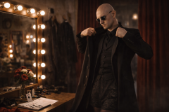 Xavier-Nicolas-est-Ambros-Varius-en-preparation-de-spectcle-2