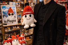 Ambros-Varius-au-ski-achete-un-souvenir