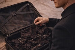 Ambros-Varius-au-ski-déballe-sa-valise.png