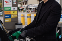 Ambros-Varius-au-ski-met-de-lessence-chez-total