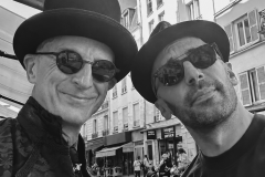 Quand deux chapeautés se retrouvent... Ambros Varius et JR à Paris