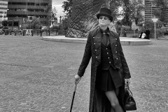 Ambros-Varius-mentaliste-en-chapeau-haut-de-forme-et-tenue-noire-4