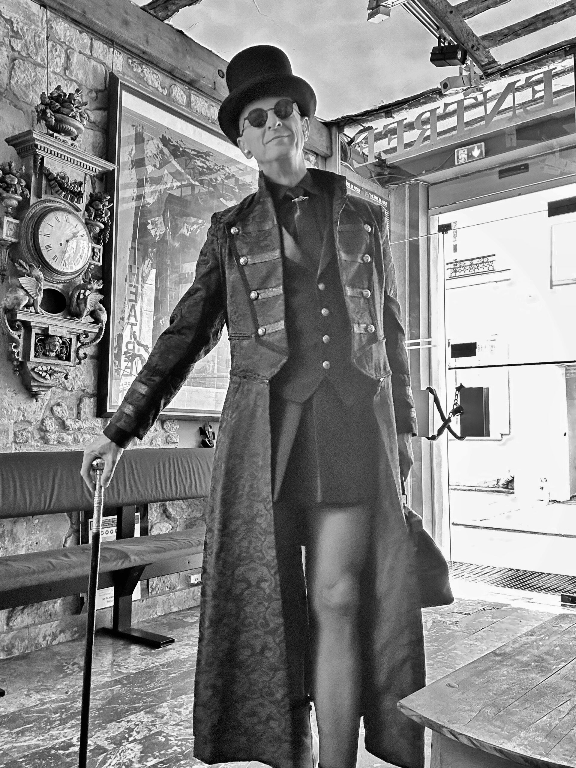 Ambros Varius, magicien mentaliste, en costume officiel avec haut-de-forme et canne