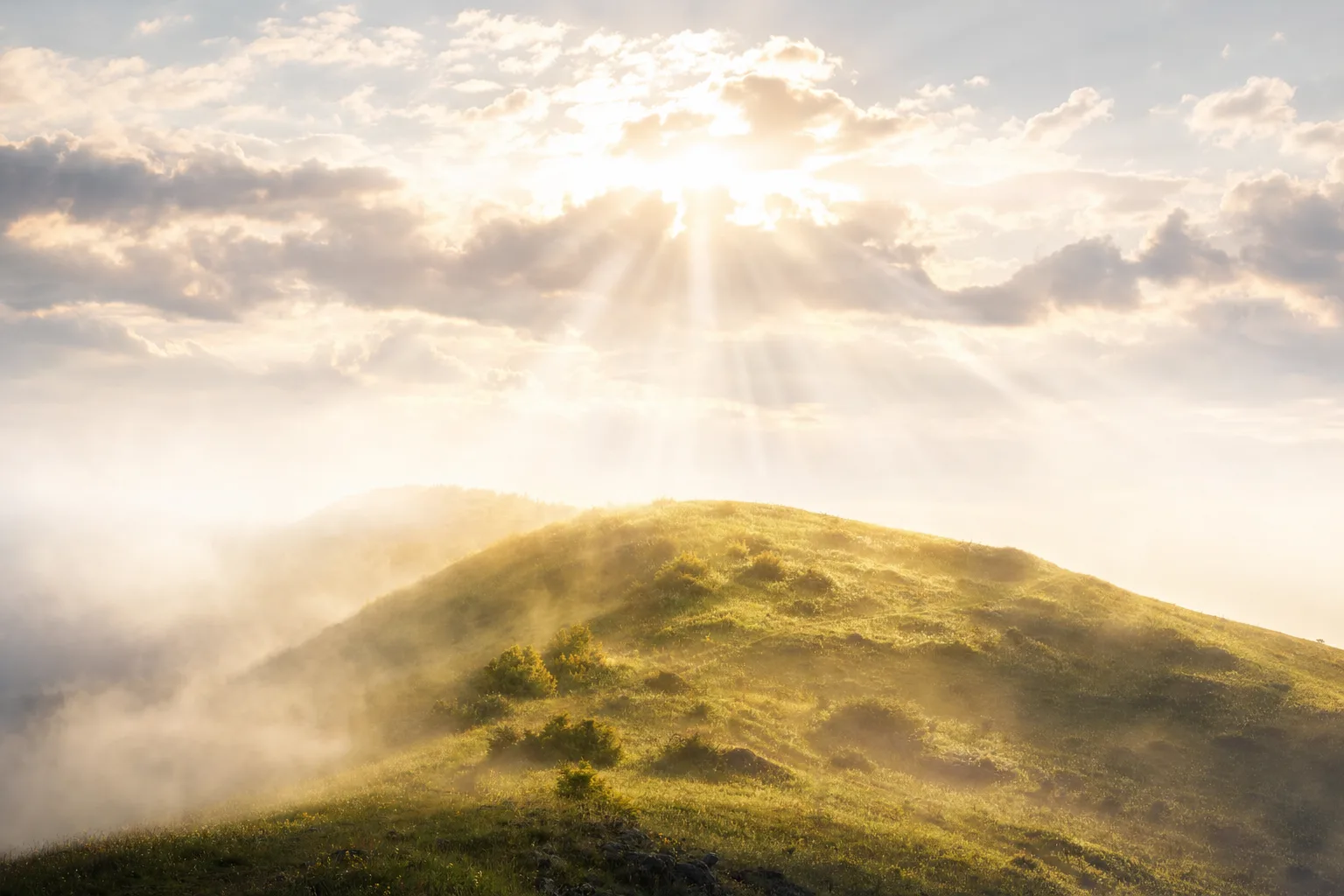 Ciel lumineux avec rayons dores traversant les nuages, symbole de l’Ascension chretienne