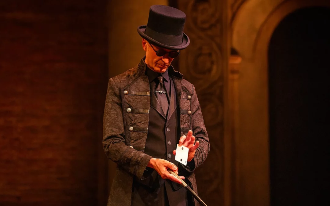 Ambros Varius, mentaliste à Besançon, lors d'une performance captivante de mentalisme.